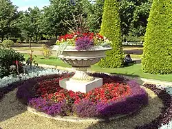 Отдельно стоящий вазон-клумба в парке Лондона.