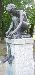 Фонтан «мальчик с саламандрой» (под ногами; с пьедесталом, дополнительно украшенным фигуркой рыбы), Женева