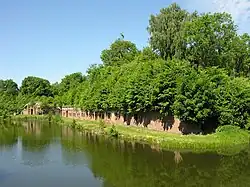 Кирпичная стена форта с амбразурами