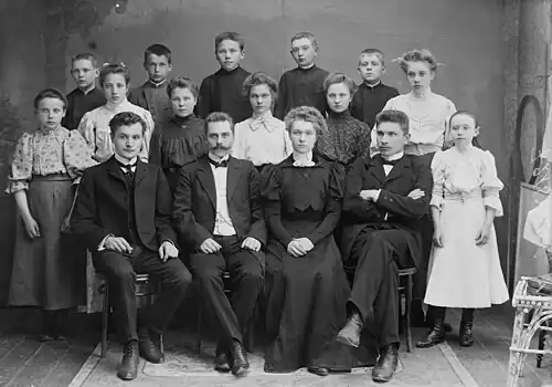 Группа учеников и учителей частной начальной школы Карла Вильгельмсона, 1907