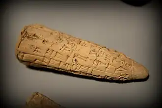 Клинообразная надпись Энлиль-бани на глиняном конусе о сооружении храма бога Нумушды в городе Киритаб