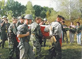 Солдаты армии Республики Сербской в шлемах М59/85 на похоронах Франца Шуберта, 1992.
