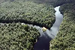 Река Франклин (слева) впадает в реку Гордон