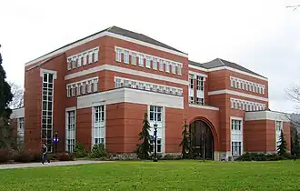 Франц-холл — основной академический корпус университета