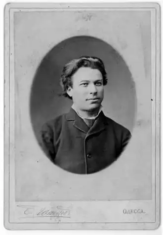 Дарственная надпись М. Ф. Фрейденберга на обратной стороне: «Аэронавтическому кассиру, соиздателю "Осы", сотруднику "Пчелки" и дорогому другу И. Пастернаку. М. Фрейденберг. Одесса 7 февраля 1882 г.»