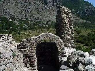 Арка ворот и часть стены надвратной церкви крепости Фуна