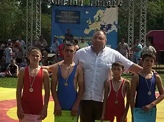 Зекерия Гючлю с молодыми борцами-призёрами турнира "Зекерия Гючлю"