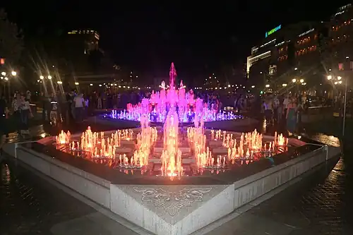 Фонтаны с облицованными гранитом резервуарами