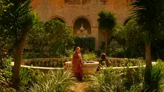 Сцена, давшая название сериалу и эпизоду, снималась в монастырском клуатре в Рабате.