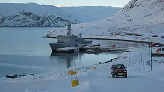 Датский патрульный корабль Hvidbjørnen (F360) на стоянке в Кангилиннгуите