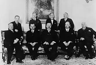 Правительственный кабинет Карла Буреша (1932). Вогойн — крайний слева в первом ряду