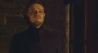 Вонючка с ужасом наблюдает за изнасилованием Сансы.