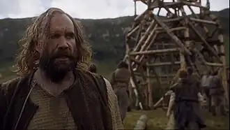 Персонаж Сандора Клигана был показан до заставки сериала, чтобы его присутствие в эпизоде не было выдано именем актёра, указанным в заставке сериала.