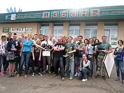 Съёмочная группа вместе с актерами и массовкой