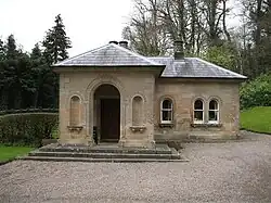 Ворота у входа в замок