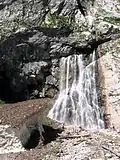 Гегский водопад. Слева виден снежник