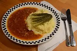 Чиновничья подлива из фарша в темном соусе на картофельном пюре с веерами из огурцов