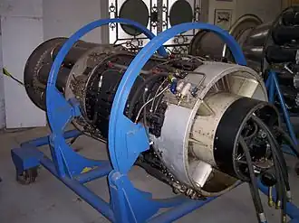 Двигатель «General Electric J47» на транспортной тележке.