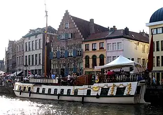 Речная баржа в Генте