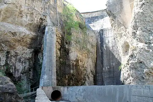 Плотина и водосброс-промывник