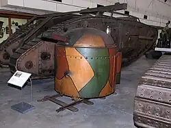 Бронекаретка, в камуфляже, на рельсах, в музее Брюсселя, Бельгия.