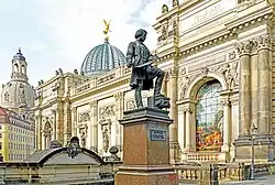 Памятник Готтфриду Земперу перед Академией