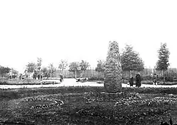 Обелиск и будущий парк в 1930 году. Видны недавно посаженные деревья