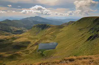 Справа — гора Догяска, в центре — озеро Герашаска, слева вдали — восточная часть Свидовецкого хребта