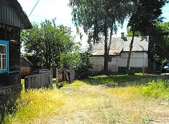 На территории участка дома № 45 по улице Набережная (справа на фотографии) — одно из мест расстрела евреев. Останки жертв были перезахоронены в курган на улице Песочная