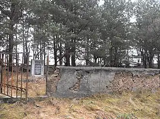 Мемориальный камень на еврейском кладбище Вилейки в память об убитых евреях