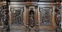 Деталь резных панелей