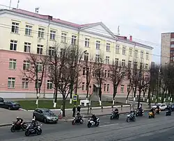 Колонна мотоциклов проездом мимо гимназии, в день открытия мотосезона 2011 (23.04.2011)