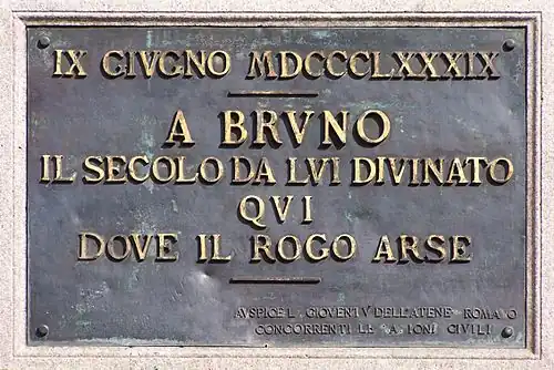 Подпись на доске под статуей: «9 июня 1889 года. Джордано Бруно — от столетия, которое он предвидел, на том месте, где был зажжён костёр»