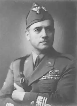 Джованни Мессе в полевой генеральской форме и с бустиной на голове.