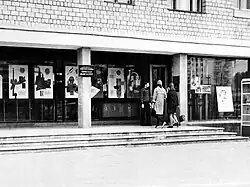 Главный вход в библиотеку в конце 60-х годов