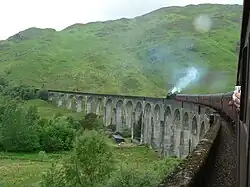 Следуя по виадуку на туристическом «Якобите»[англ.]