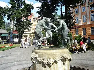 Фонтан с танцующими фавнами