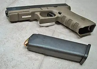 Glock 22 с магазином