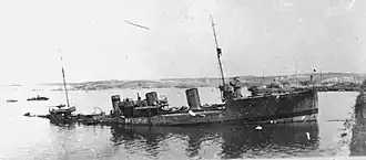 эскадренный миноносец «Гневный», выброшенный на камни в Севастополе, май 1918 года.