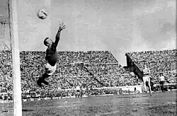 Фэллон защищает ворота «Селтика» в матче Межконтинентального кубка против «Расинга», 1967 год