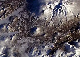 Комплекс вулканов Асача вверху снимка (2003 г.). Снимок НАСА.