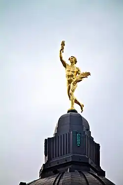 Статуя Гермеса (по другой версии — «Вечная молодость и дух предпринимательства»; в народе — «Золотой мальчик», англ. Golden Boy) на крыше здания законодательного собрания канадской провинции Манитоба, город Виннипег