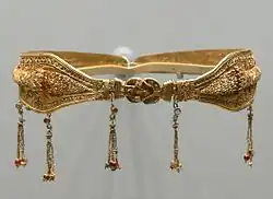 Греческая золотая диадема. Вероятно, сделанный в Александрии, Египте, и принадлежащий дворянке династии Птолемеев (220—100 гг. до н. э.): застёжка имеет форму узла Геракла