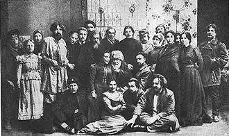 А. М. Горький среди исполнителей пьесы «Мещане» в Художественном театре (1902)