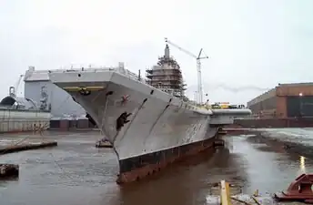 «Адмирал Горшков» на Севмаше, 2005 год, виден носовой знак корабля