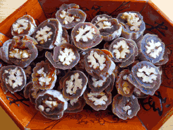 Корейский десерт - сушёная хурма, фаршированная грецкими орехами