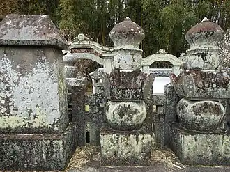 Могила Набэсимы Киёфусы в храме Кодэн-дзи