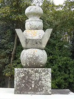 Могила Набэсимы Таданао в храме Кодэн-дзи