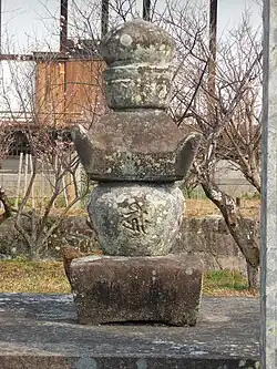 Могила Рюдзодзи Танэмицу в храме Кодэн-дзи