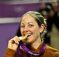 Джейми Линн Коркиш кусает золотую медаль